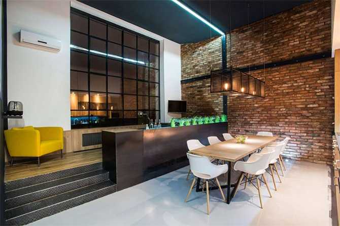 Лофт 2026: Затишне Освітлення Нічне освітлення в стилі лофт 2026: м'яке світло підкреслює текстуру цегляної стіни.