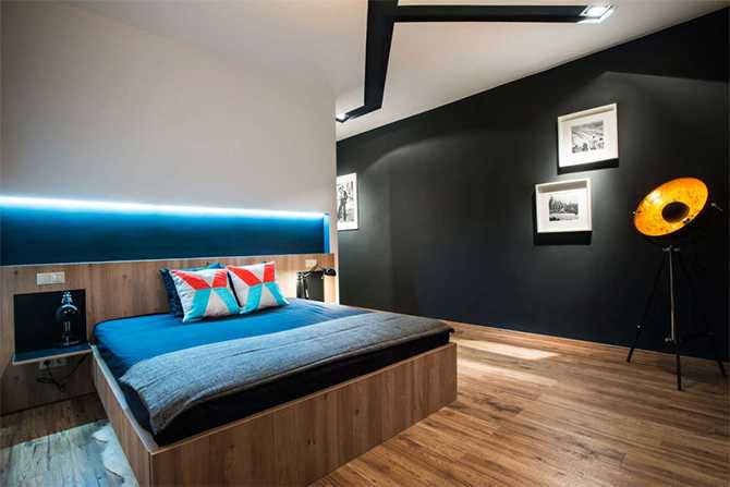 Світло в лофт-спальні Дизайн квартири в стилі лофт 2026: освітлення в спальні з дерев'яними поверхнями.