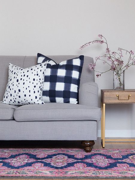 Комфорт та підтримка Декоративні подушки для підтримки спини на кутовому дивані в маленькій квартирі