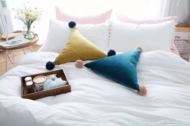 Гра кольорів Різні кольори та текстури декоративних подушок, ідеально підібрані для створення гармонії