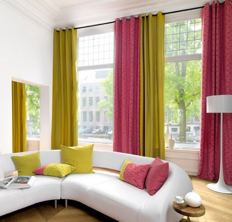 Затишок з кольоровими подушками Затишний куток з диванними подушками різних кольорів та фактур для відпочинку