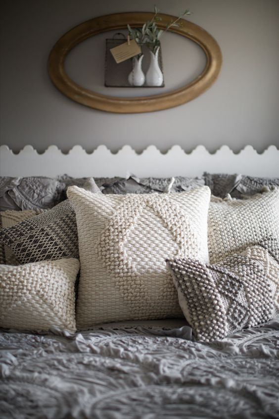 Затишок з подушками Диванні подушки для затишку: вибір видів, функцій та технік створення.