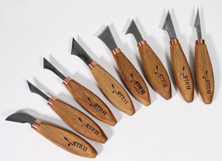 Електроінструменти для різьблення Різноманітні електроінструменти для різьблення по дереву, включаючи стамески та фрези.