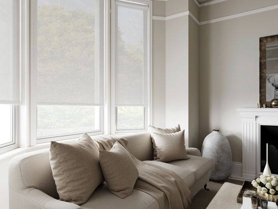 М'яке світло Напівпрозорі рулонні штори, що забезпечують м'яке розсіяне світло в інтер'єрі спальні