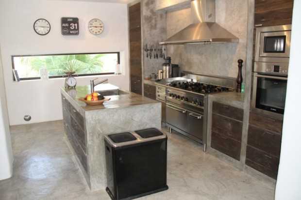 Еклектична Ванна Ібіци Ванна кімната вілли на Ібіці: еклектичний стиль, нейтральні тони, елементи іспанського дизайну, 2026 рік.