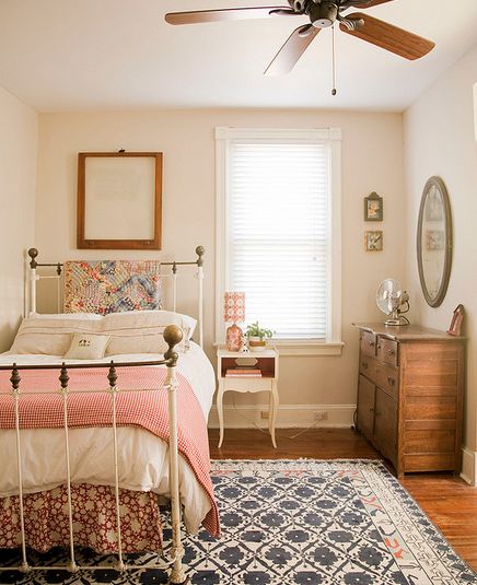 Акценти в спальні Дизайн маленької спальні 2026: приклад світлої спальні з акцентними кольорами для візуального збільшення.