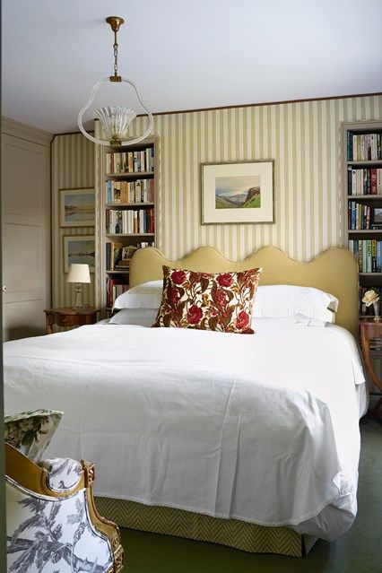 Світла спальня 2026 Дизайн маленької спальні 2026: візуальна корекція простору світлими тонами та дзеркалами.