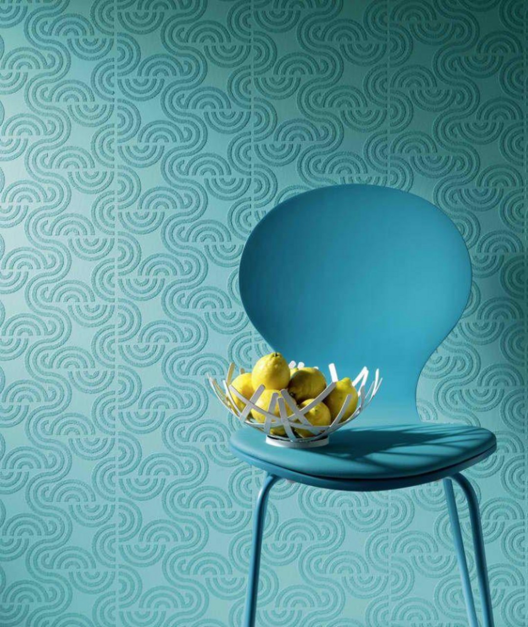 Склошпалери у ванній Світла ванна кімната зі склошпалерами, фактурні стіни, елегантний дизайн інтер'єру.