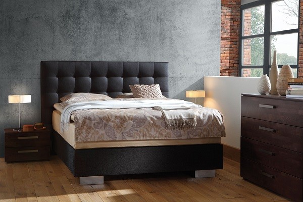 Розкладний диван Розкладний диван з подушками в інтер'єрі вітальні: зручність та стиль