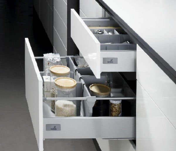 Стиль та якість Сучасна кухня з акцентом на стильну та якісну кухонну фурнітуру