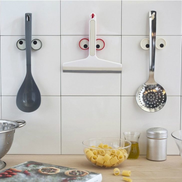 Зручне зберігання Організація кухонного простору: кухонне начиння на спеціальних гачках для зручного зберігання