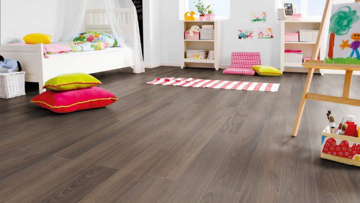 Світлий ламінат в дитячій Практичний світлий ламінат в інтер'єрі дитячої кімнати: бюджетне рішення