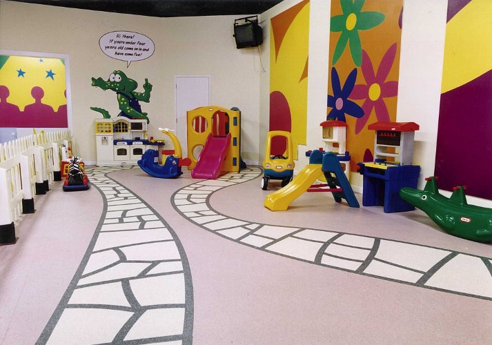 Комбінована підлога в дитячій Дитяча кімната з комбінованим покриттям: ламінат та м'який килим для ігор.