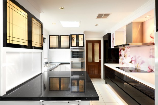 Світла японська кухня Сучасна кухня в японському стилі 2026: світлий інтер'єр з акцентами на дерево