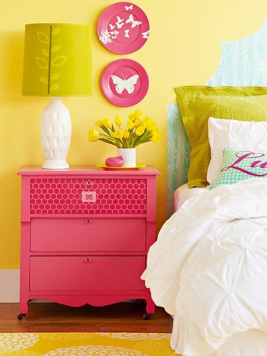 Рожева спальня 2026 Яскрава спальня 2026 з рожевими стінами та мінімалістичним дизайном меблів