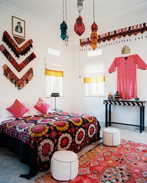 Акцентна стіна в спальні Декор спальні 2026: яскрава акцентна стіна та стильні світильники над ліжком