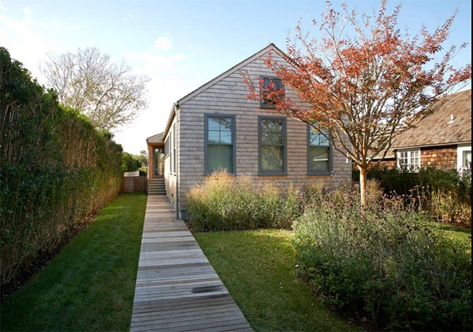 Будинок з душею Одноповерховий будинок в сільському стилі з черепицею та ганком: дизайн екстер'єру