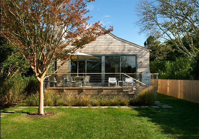 Дерево і затишок Затишна дерев'яна стіна в сільському будинку: деталі інтер'єру та текстура дерева