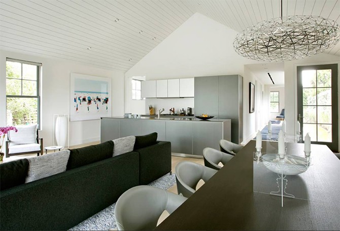 Світла вітальня Простора вітальня з великими вікнами в сучасному будинку: дизайн інтер'єру