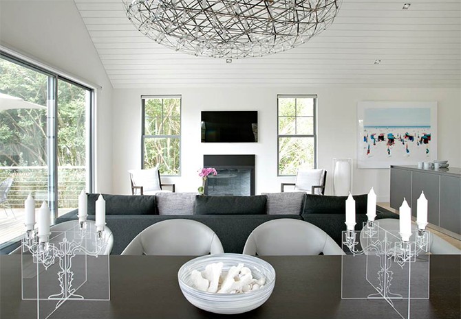 Їдальня з видом Світла їдальня з панорамними вікнами та виходом на терасу: дизайн інтер'єру