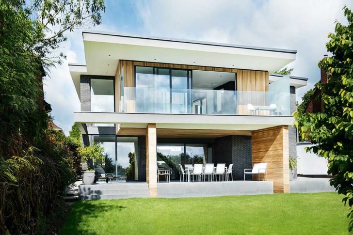 Скандинавська гармонія Скандинавський будинок гармонійно вписаний в ландшафт, використовуючи енергоефективні матеріали.