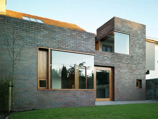 Світло крізь панораму Скандинавський будинок з панорамними вікнами на два поверхи, що забезпечують багато світла.