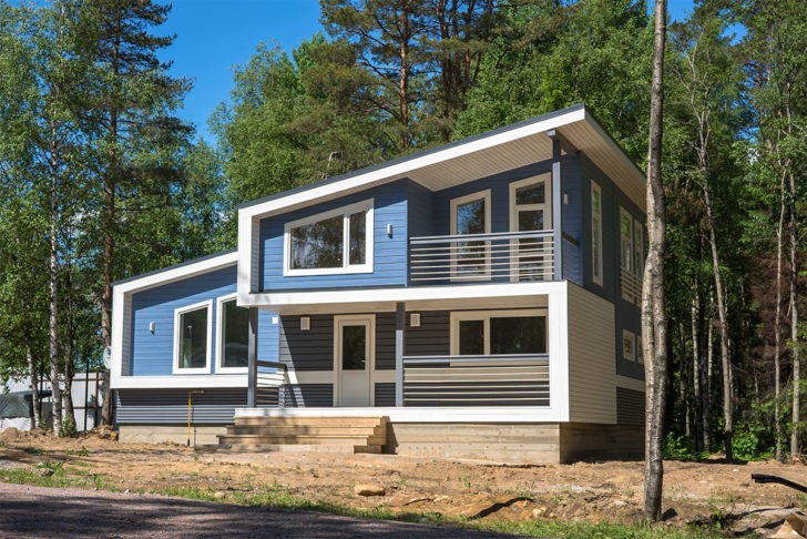 Дерев'яний паркан: приватність Високий дерев'яний паркан навколо скандинавського будинку, що забезпечує приватність та безпеку.