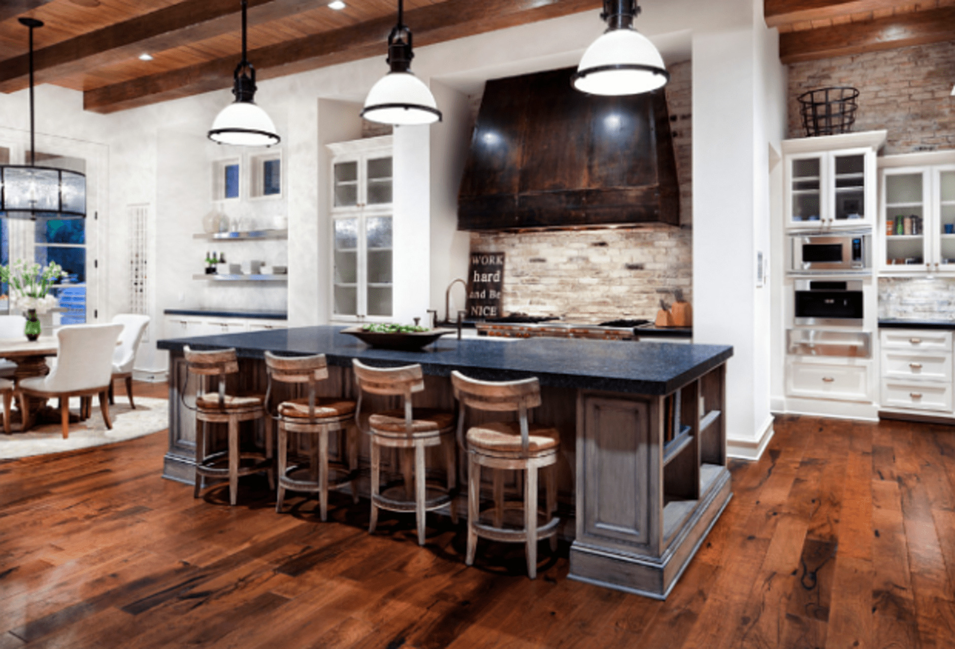 Сучасний декор в рустиці Сучасні елементи декору в рустикальному інтер'єрі заміського будинку, Техас, 2026.