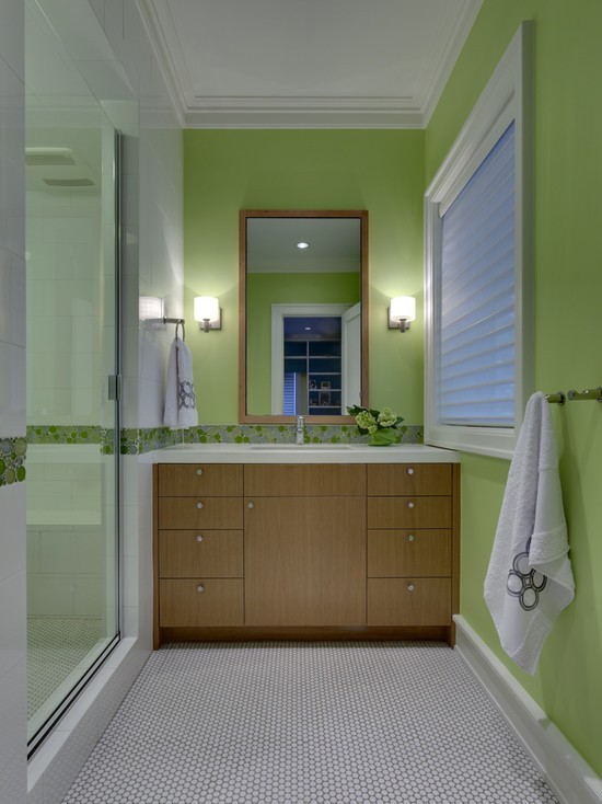 Зелена акцентна стіна Дизайнерська ванна кімната в зелених відтінках 2026 з акцентною стіною.