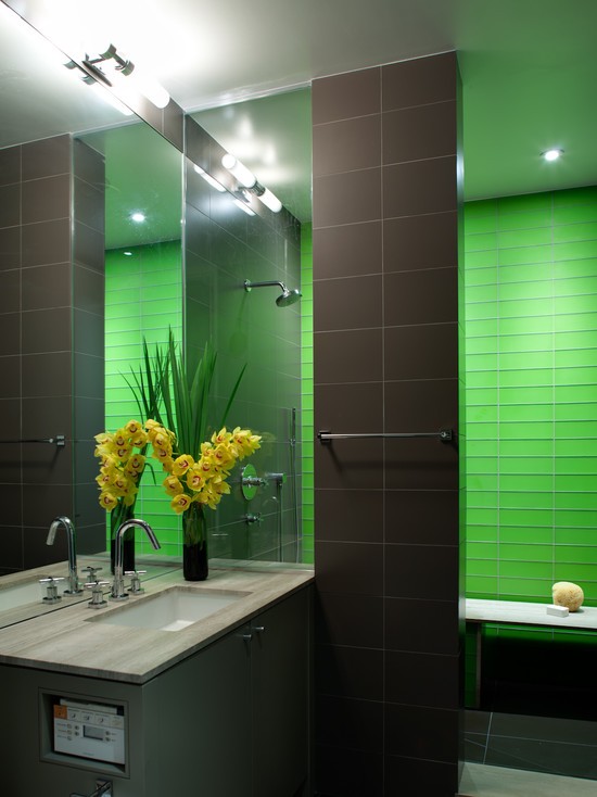 Зелена ванна: сучасний комфорт Сучасна зелена ванна кімната 2026 з великим дзеркалом та підвісною тумбою.