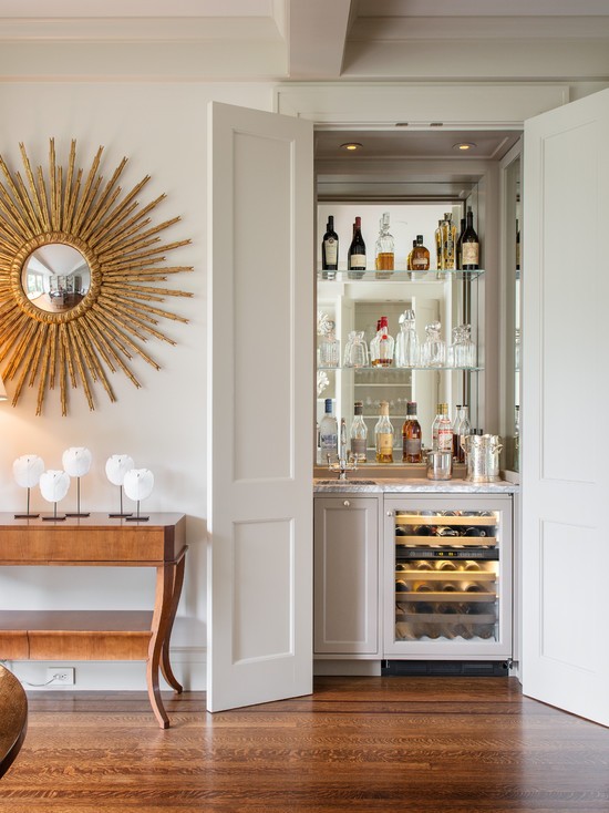 Нестандартний декор дзеркалами Нестандартний дзеркальний декор стін для візуального збільшення простору в інтер'єрі 2026.