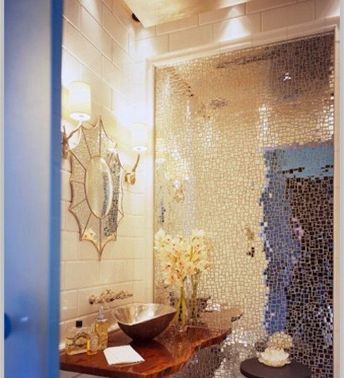 Дзеркало в декорі Дзеркальний декор стіни у вітальні: елегантний спосіб візуально збільшити простір у 2026 році.