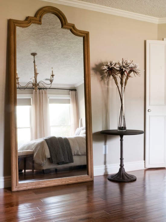 Дзеркало на підлозі Велике підлогове дзеркало у спальні: візуальне збільшення простору та стильний акцент