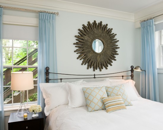 Маленьке дзеркало: затишок Маленьке декоративне дзеркало над ліжком: затишна спальня з елементами фен-шуй
