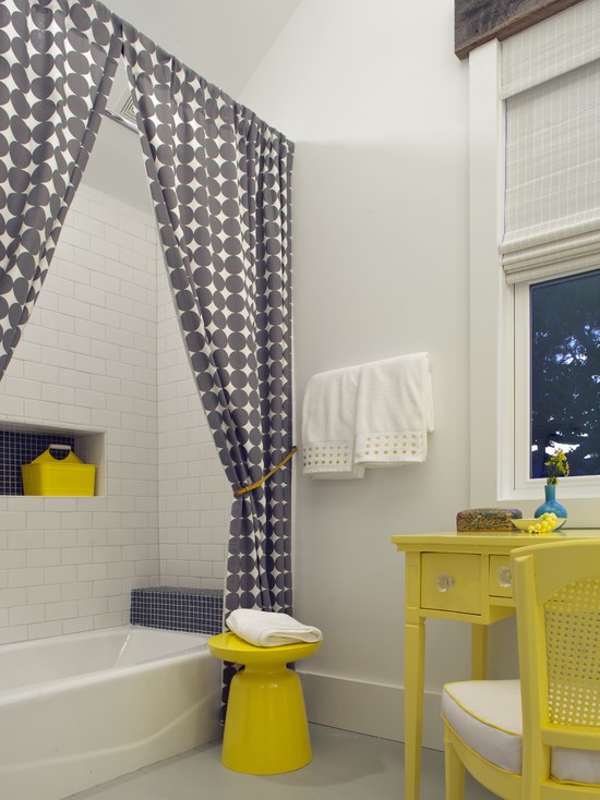 Мінімалізм та жовтий Світла жовта ванна кімната з великим дзеркалом та мінімалістичним дизайном 2026 року.