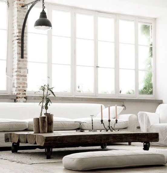 Лофт: журнальний столик Журнальний столик в стилі лофт в інтер'єрі з цегляною стіною, поради експерта