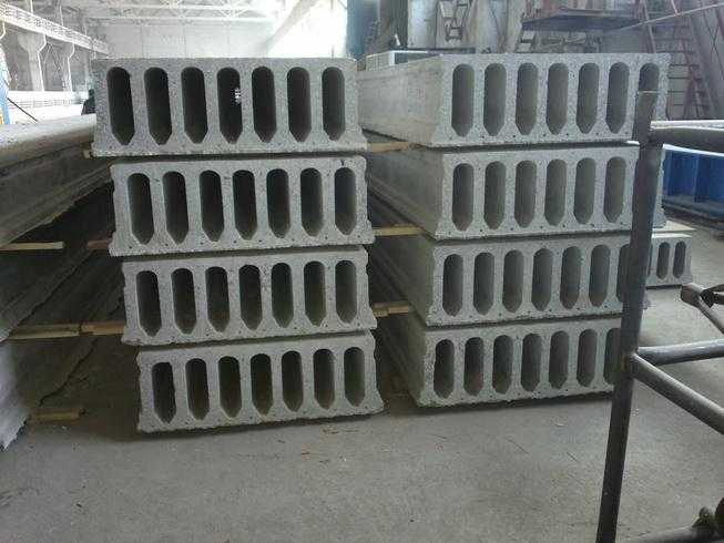 Легкі плити перекриття Зображення багатопустотних плит перекриття з отворами для зменшення ваги конструкції.