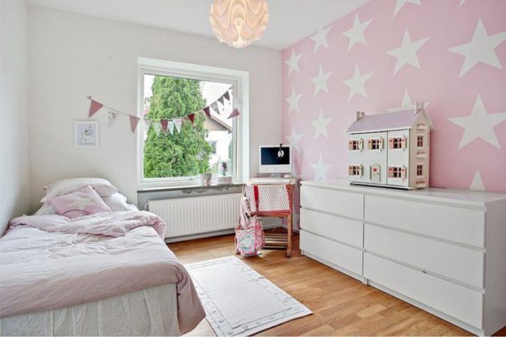 Рожева дитяча: світло Дитяча кімната для дівчинки у світло-рожевих тонах, що візуально збільшує простір.