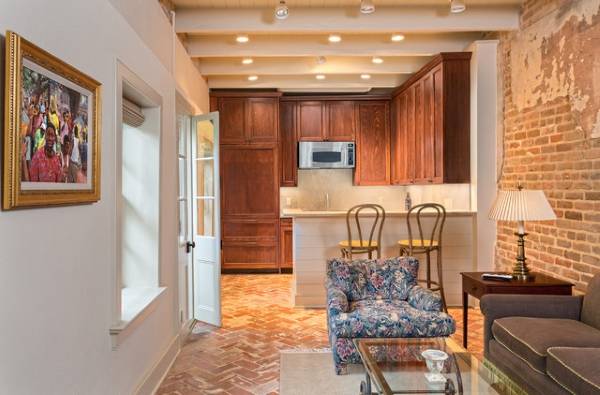 Точкові світильники Точкові світильники на стелі як спосіб візуального розширення простору в кімнаті