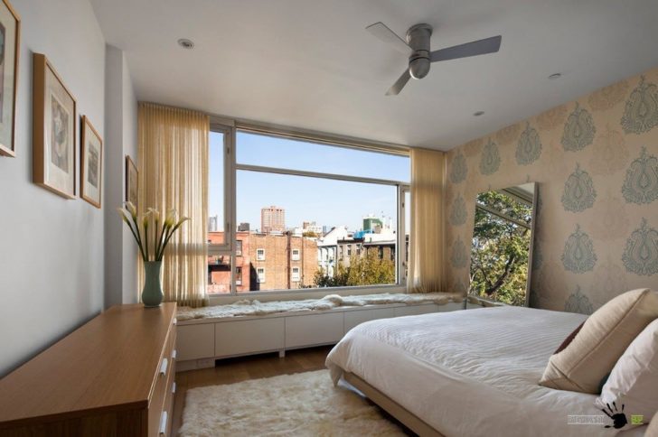 Світло з вікна Широке вікно з великою кількістю природного світла розширює простір кімнати.